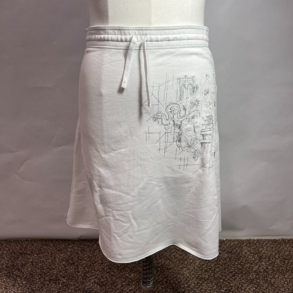 White drawstring waist, a-line, New York City marathon-themed skirt.​​